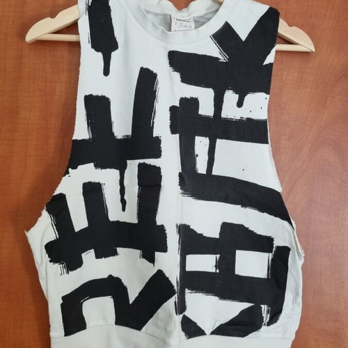 Reebok sleeveless top medium used, black and white