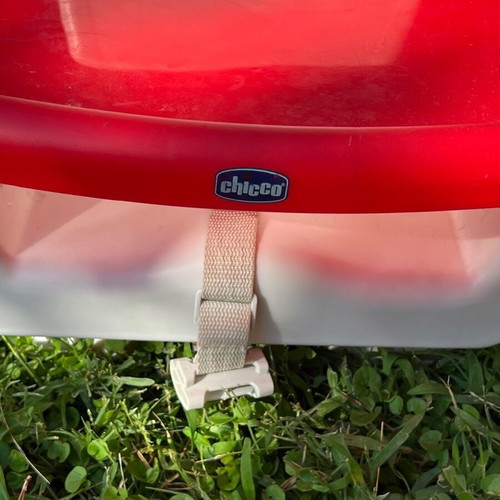 Chicco baby feeding chair, lightweight with safety belt