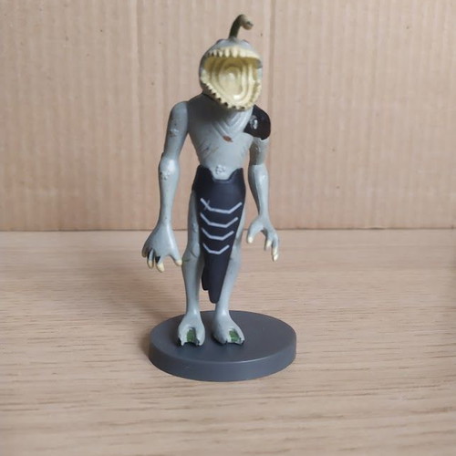Ben 10 Ripjaws figure like new, 9 cm with detachable base