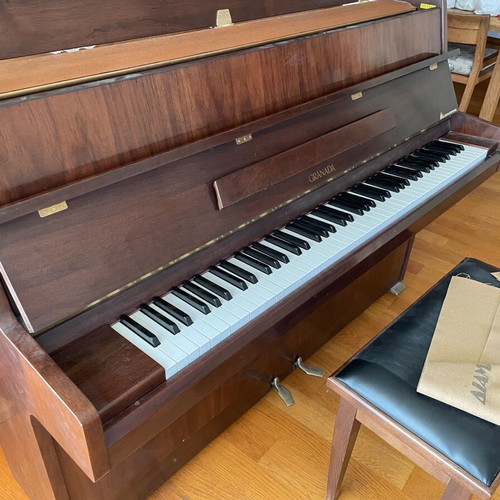 Granada by Samick S-105 piano like new, excellent condition