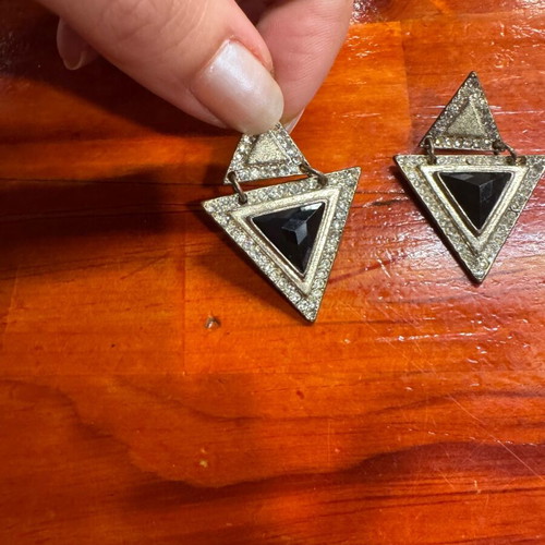 Triangular earrings used