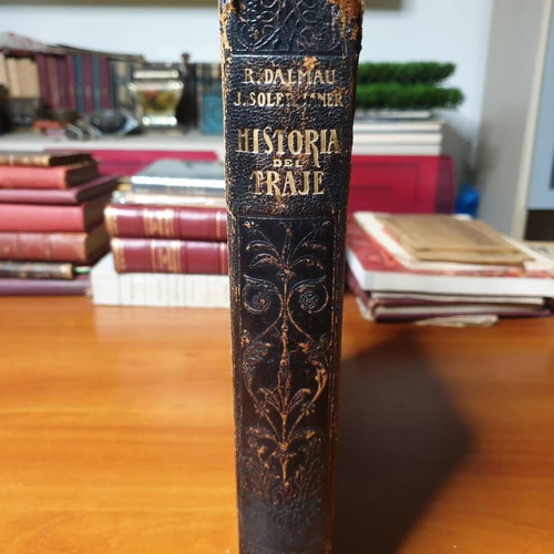 Historia Del Traje book used, history of ancient costumes