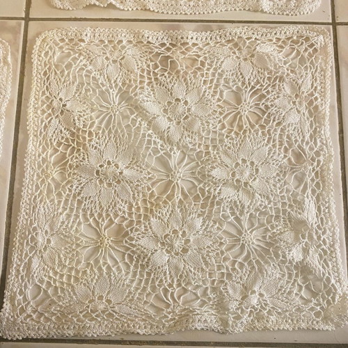 Set of 4 handmade crochet doilies like new, vintage decoration
