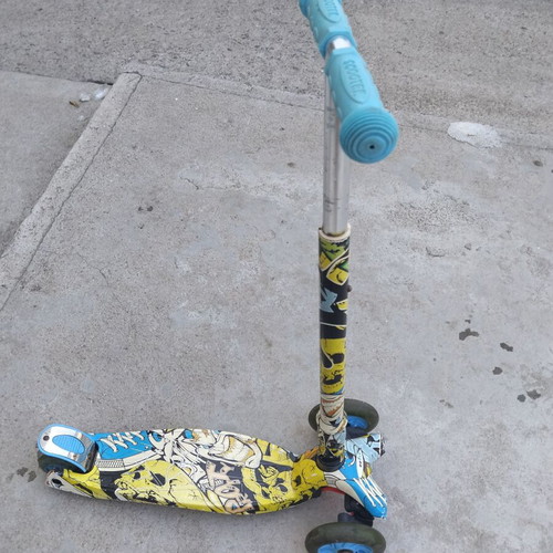 ScooTer kids' three-wheel scooter with LED light-up wheels