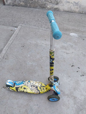 ScooTer kids' three-wheel scooter with LED light-up wheels
