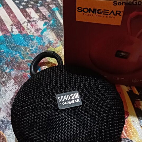 Portable Bluetooth speaker like new with radio and TF card