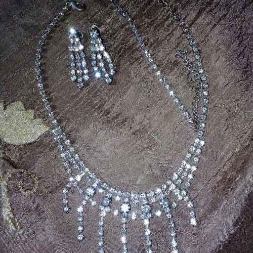 Fashion jewelry set with adjustable clip earrings like new, white and silver