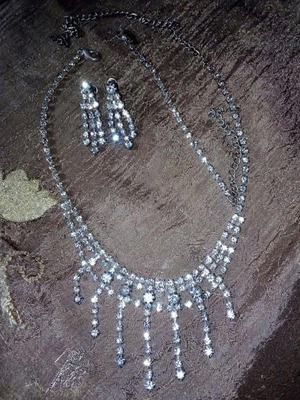 Fashion jewelry set with adjustable clip earrings like new, white and silver