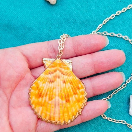 Summer shell necklace like new, orange and gold tone