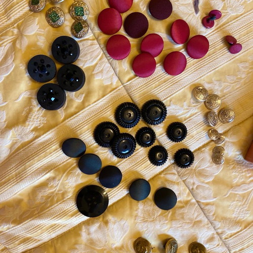 Clothing buttons used, pack of 220 pieces
