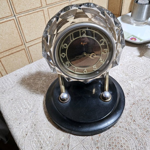 Wound crystal clock like new analog table clock