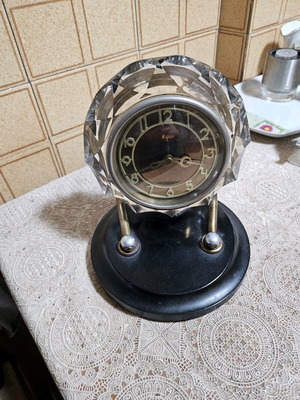Wound crystal clock like new analog table clock