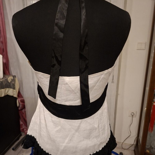 Jennifer Lopez JLO black and white top, size M-L