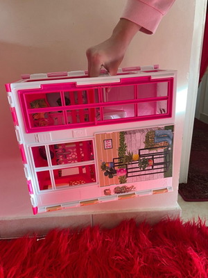 Σπίτι Barbie δύο ορόφων σαν καινούργιο με διακόσμηση και τραπεζάκι