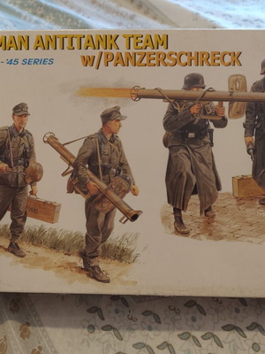 German Antitank Team Model Kit 1/35 scale like new Dragon 6374