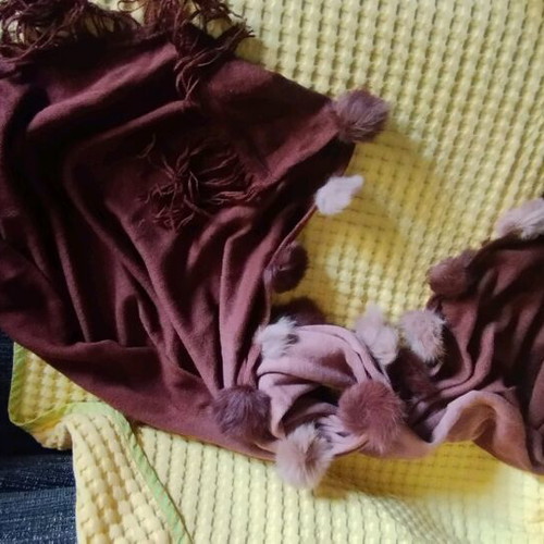 Scarf with pom poms and fringes like new