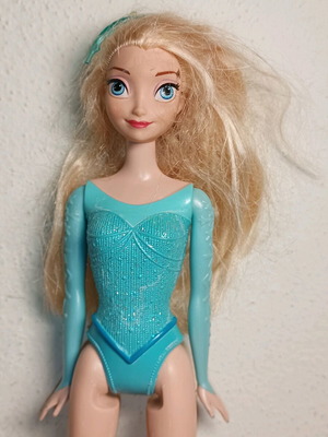 Princess Elsa doll used