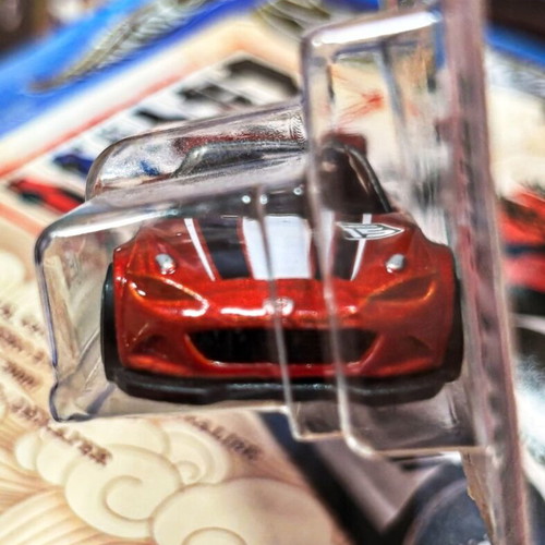 Hot Wheels '15 Mazda MX-5 Miata toy car