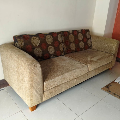 Three-seater sofa used with removable cushion fabrics and zipper issues