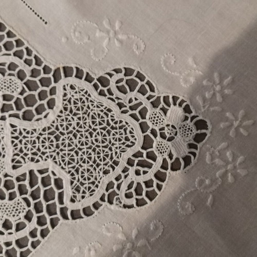 Tablecloth with guipure lace like new, set with runner and napkins