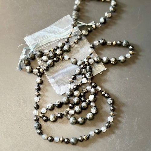 Long necklace with semi-precious stones and gold details new