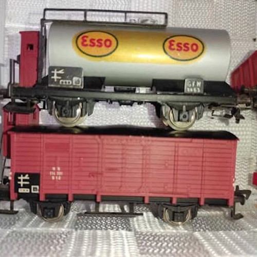 Vintage Fleischmann HO Scale 1465 E Esso Tanker and 3 wagons like new