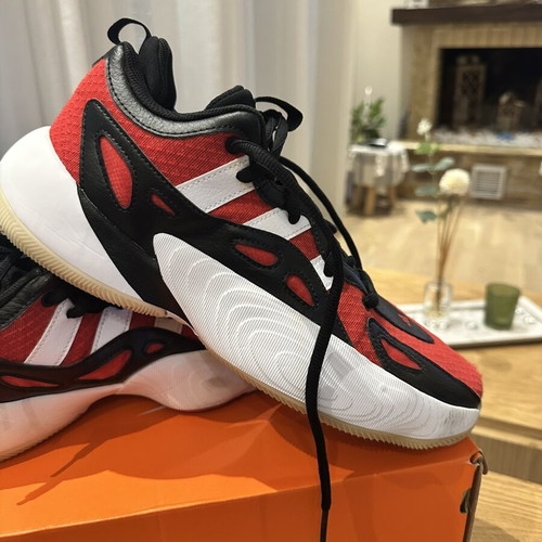 Adidas Trae Unlimited 2 Low basketball shoes like new, size 44