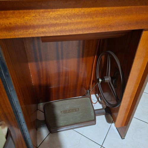 Singer sewing machine with cabinet