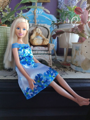 Fashion Fever Barbie doll with bendable legs, 2006