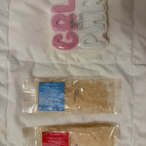 Bath salts and bath bomb set Friends & Claire’s new