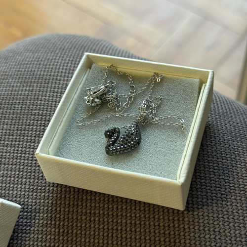 Swarovski necklace black swan like new