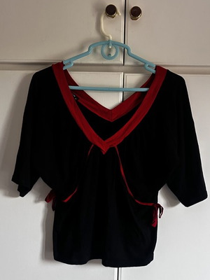 Top-Out black blouse with red details, medium