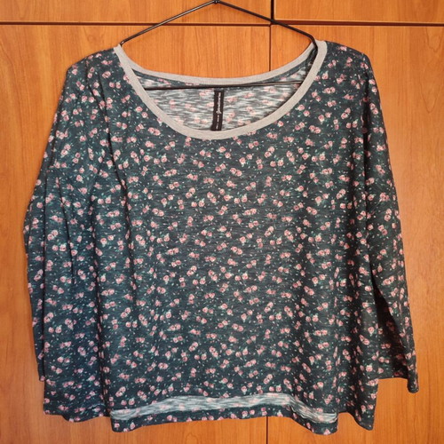 Floral crop top Stradivarius size Large like new, dark green with pink roses