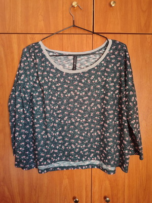 Floral crop top Stradivarius size Large like new, dark green with pink roses