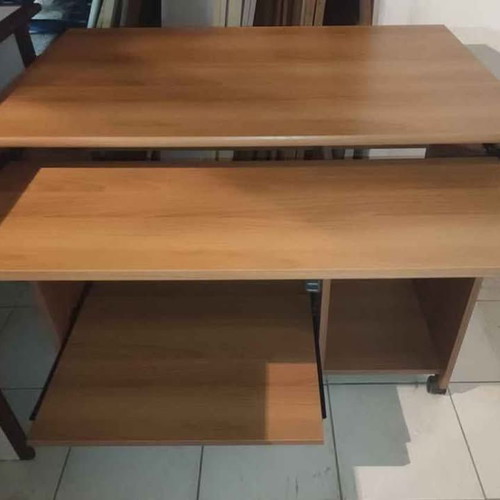 Computer desk like new with folding shelves and wheels