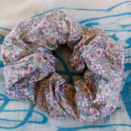 Large cotton floral scrunchie like new, multicolor