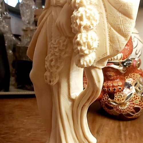 Vintage decorative figurine made of high-quality resin in ivory color, like new