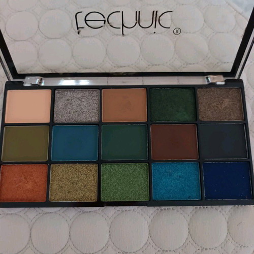 Technic Cosmetic Spirit Guide eyeshadow palette like new, 15 colors