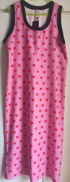 Cherry Muse Ροζ maxi φόρεμα με κόκκινες καρδιές one size