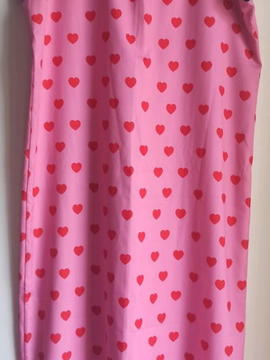 Cherry Muse Ροζ maxi φόρεμα με κόκκινες καρδιές one size