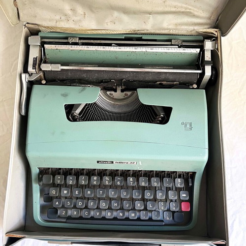 Olivetti Lettera 32 typewriter used with Italian keyboard and carrying case