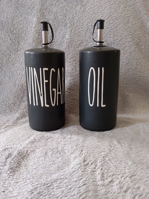 Oil & Vinegar Set like new, black matte minimal design