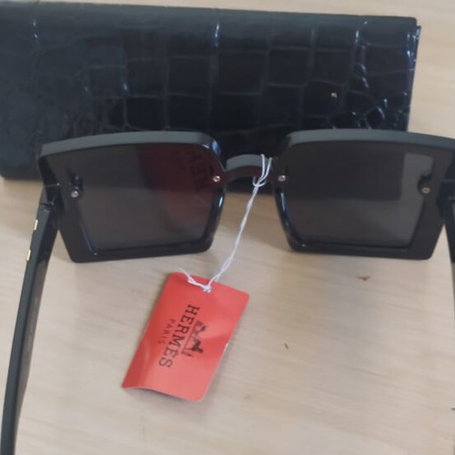 Women's sunglasses with black and gold frame, new, with case