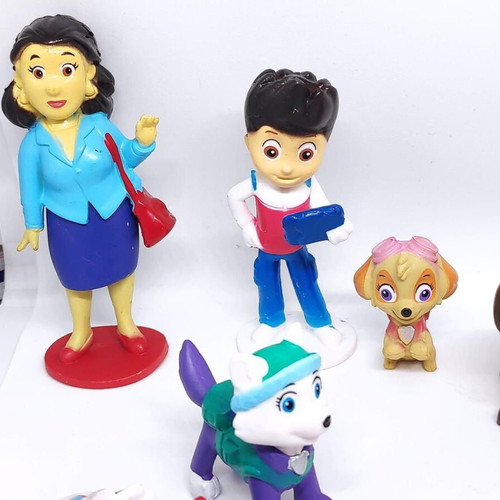 Paw Patrol collectible set of 12 figures like new