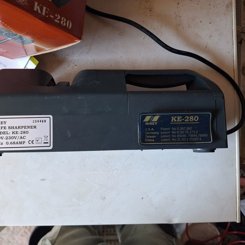 Knife sharpener like new, suitable for blades, knives, scissors