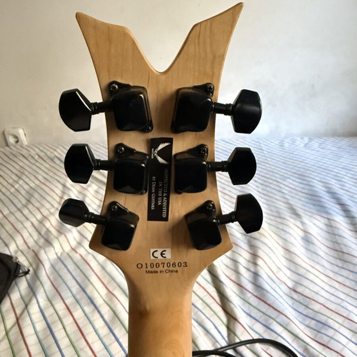 Dean Vendetta XM electric guitar with Washburn G-10 amplifier bundle