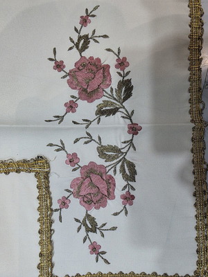 Set of 4 embroidered napkins with lace and gold thread, new