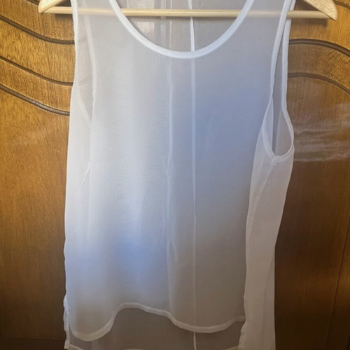 Shana sleeveless top white like new, size M
