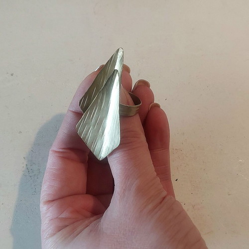 Ex Novo bronze arrowhead-shaped ring, gold tone