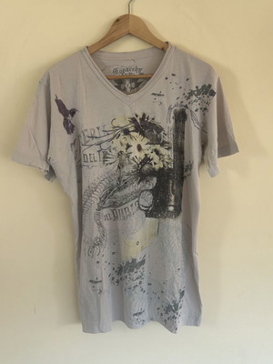 Monarchy αντρικό graphic t-shirt με V-neck και κέντημα, σαν καινούργιο, μέγεθος L